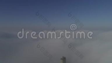 在浓雾中俯瞰基辅莫斯科夫斯基大桥的空中<strong>景色</strong>，4k<strong>视频</strong>。 莫斯科桥